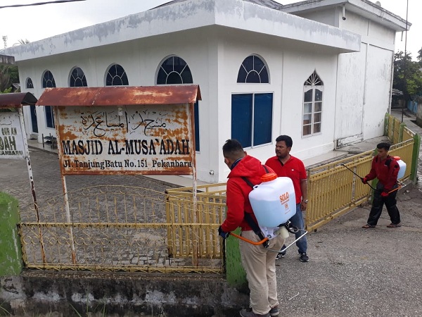 Gerakan PDI-P Pekanbaru Bersama Victor Semprotkan Cairan Disinfektan Tempat Ibadah dan Rumah Warga